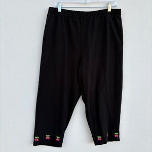 The Quacker Factory Capri Pans Pull-on cherry Embroidery 100% Cotton Black Large